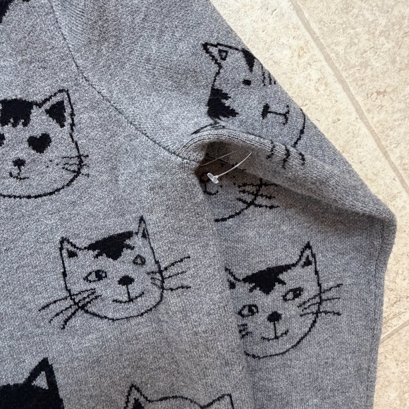 Women’s Gray Cat-Print Crewneck Sweater - Picture 3 of 3